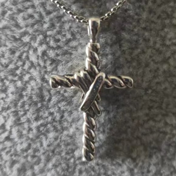 David Yurman 14K Yellow Gold X Cross Necklace in Sterling silver - Picture 3 of 8